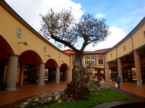 outlet tuscany italy